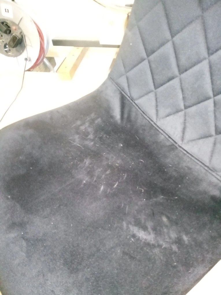 AKCIA Čierna zamatová stolička ASTI s čiernymi nohami II. akosť