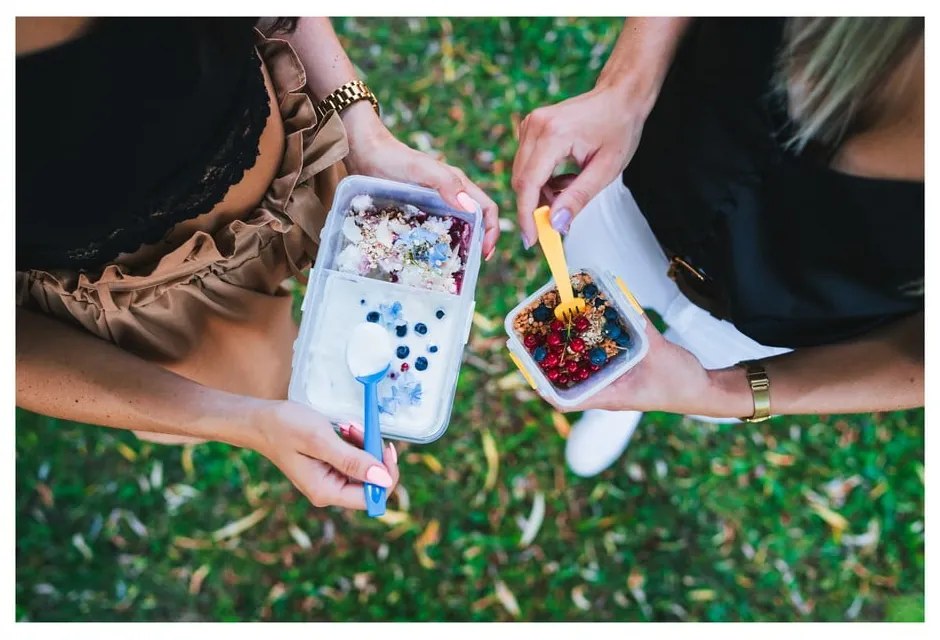 Modrá škatuľka na svačinu a obed s príborom, Vialli Design, 650ml+230m