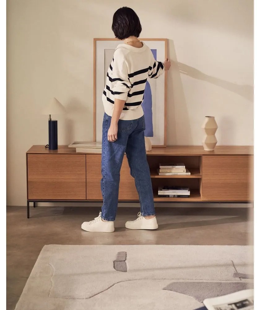 TV stolík v dekore orecha v prírodnej farbe 195x55 cm Vedrana – Kave Home