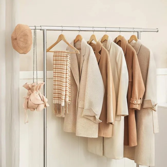 Vešiakový stojan na kolieskach HARUN strieborný