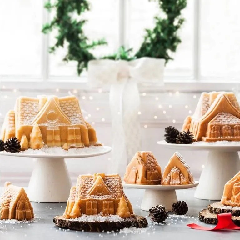 Nordic Ware Hliníková forma na 6 mini báboviek Cozy Village Pan