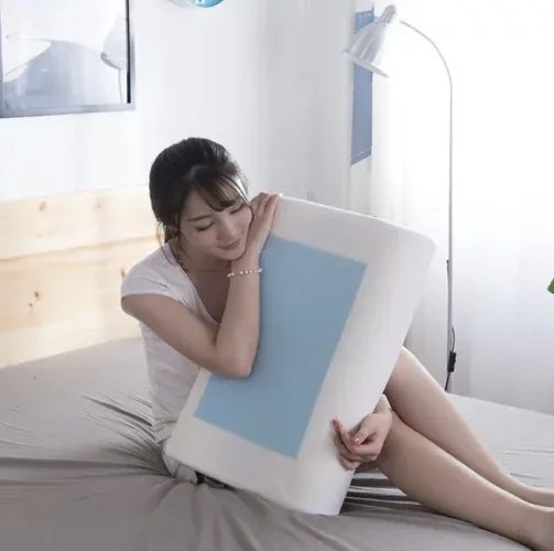 Ortopedický vankúš s chladiacou vrstvou Malatec - 35 x 55 cm