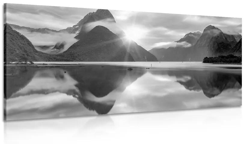 Obraz Milford Sound při východu slunce v čiernobielom prevedení