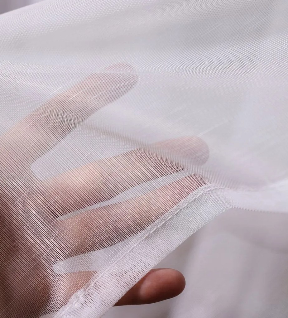 Dekorstudio Biela krajková záclona SELENE - vlastný rozmer Uchytenie závesu: Dekoračné krúžky strieborné, Šírka záclony: 550cm