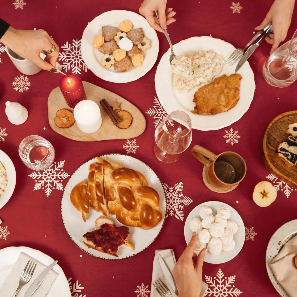 Goldea hranatý obrus 100% bavlnené plátno - snehové vločky na červenej 120 x 180 cm