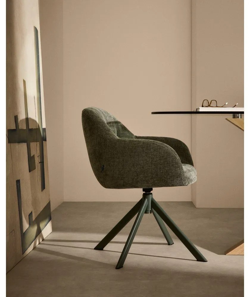 Tmavozelené čalúnené jedálenské kreslo s podrúčkami Dorina – Kave Home