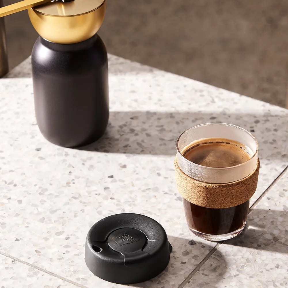 KEEPCUP Dizajnový sklenený cestovný hrnček Cork Brew Espresso M 340 ml 6 × 11,1 cm