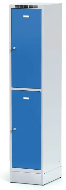 Alfa 3 Šatníková skrinka S6 na sokli s úložnými boxami, 2 boxy, 1920 x 400 x 500 mm, otočný zámok, modré dvere