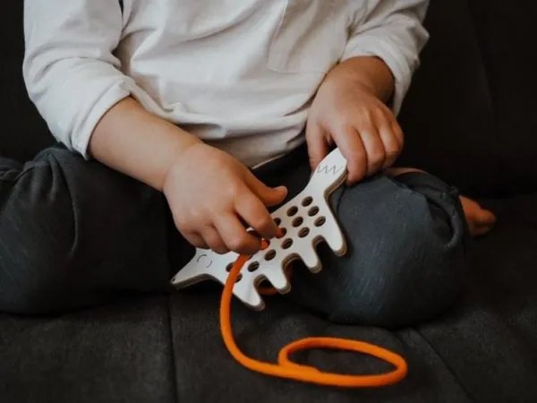 Montessori drevená prepletacia hračka - líška