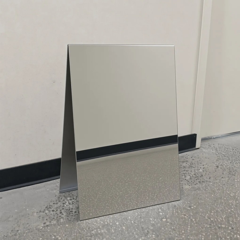 Toptabule.sk Reklamný stojan Áčko - dizajnový kovový pútač MIRROR