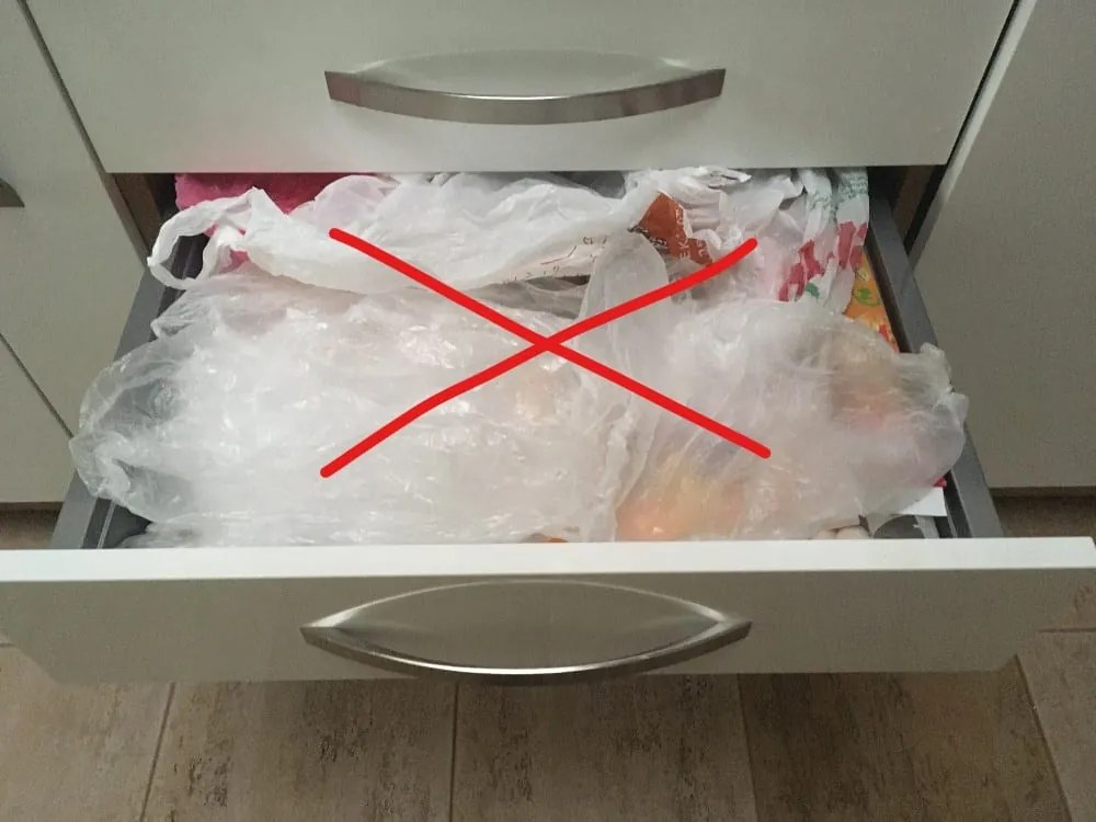 Vrecúško - organizér na plastové vrecká, režné s bodkou