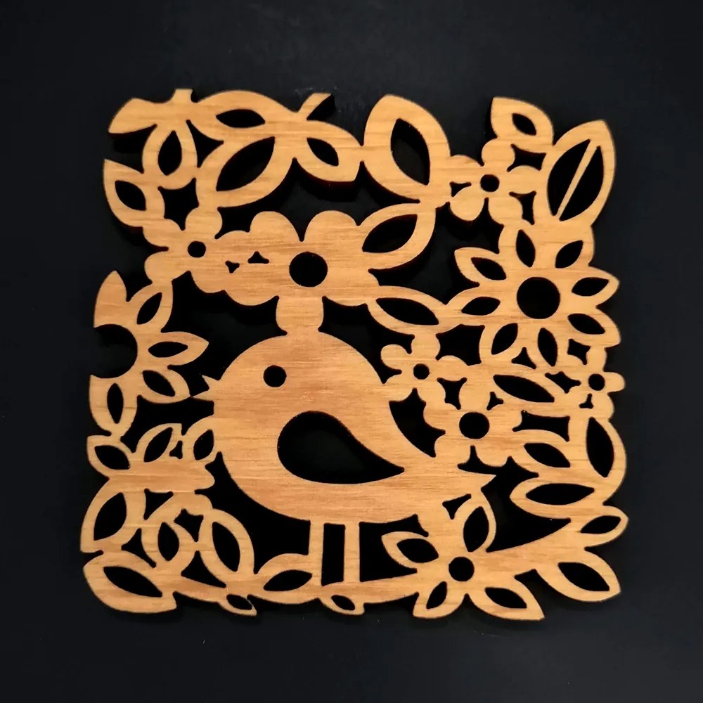AMADEA Drevený podtáček hranatý s vtáčikom, masívne drevo, 9x9 cm