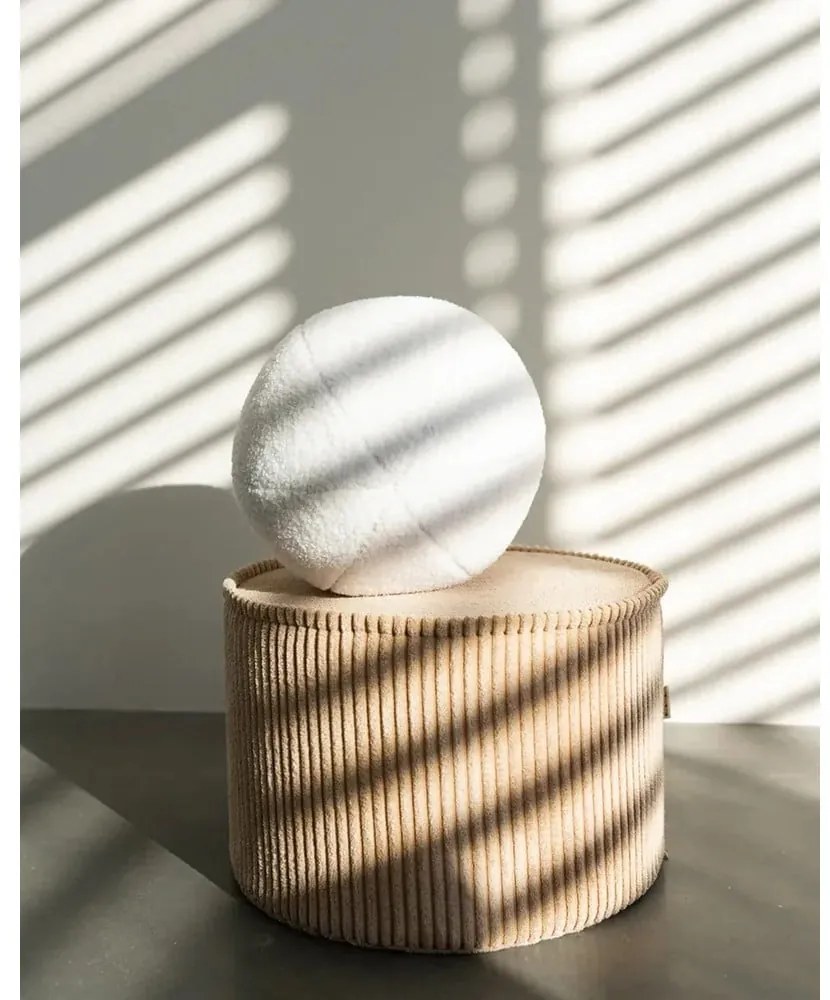 Krémový detský pohovkový vankúš z textílie buklé Ball – Wigiwama