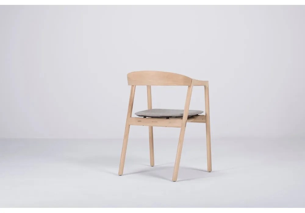 Jedálenská stolička z masívneho dubového dreva so sivým sedadlom Gazzda Muna