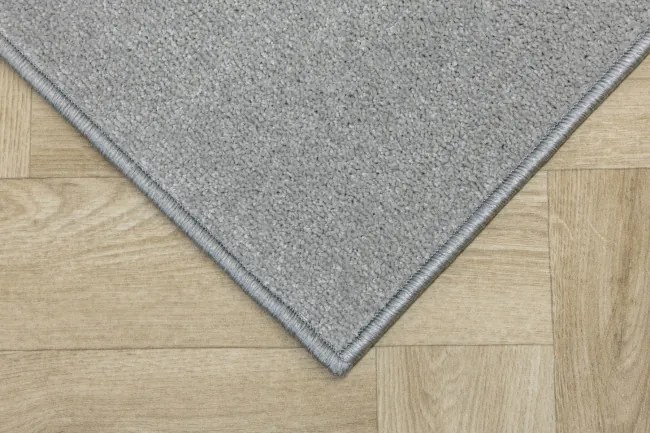 Metrážny koberec GALAXY 72 strieborný