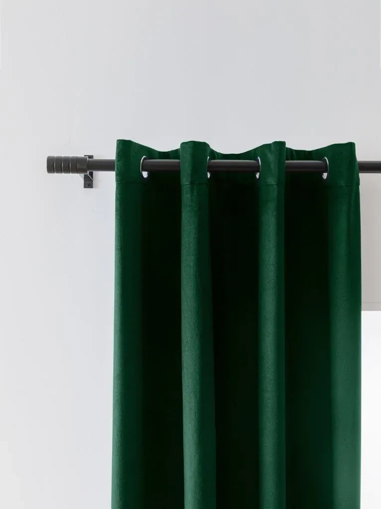 Tmavě zelený zatemňovací závěs VELVET 140x250 cm Zavesenie: Kovové krúžky