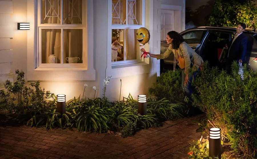 PHILIPS HUE Vonkajšie stojacie LED inteligentné svietidlo HUE LUCCA, 9,5 W, teplá biela, hranaté, šedé, IP44