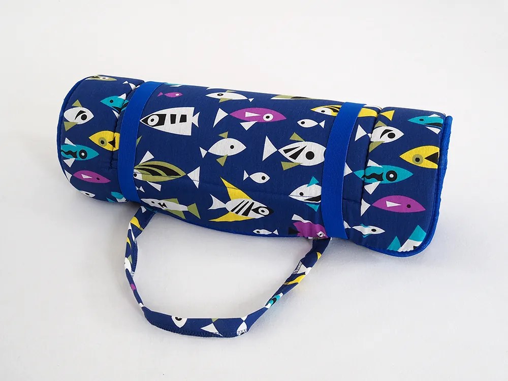 Plážové ležadlo v ruličke RYBKY 148x52 cm, čierno-biele