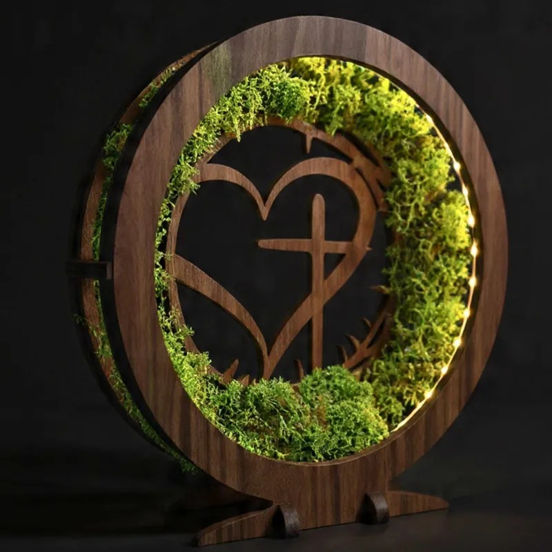 Drevená LED lampa s machom – Srdce a Kríž I SENTOP LED0582-ORECH-WENGE