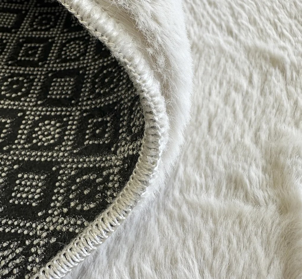 Puffy 060 White – biely obdĺžnikový koberec z Polyester Fur Rozmer: 40x60 cm