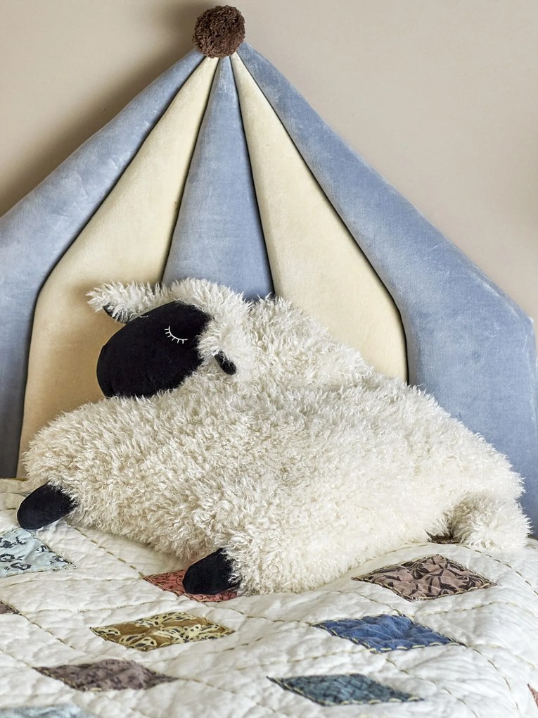 Bloomingville Vankúš Dolly White 56 × 46 cm