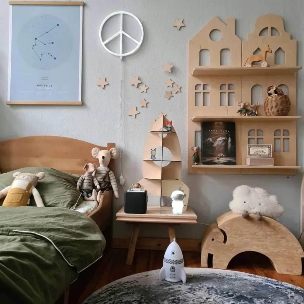 Raketová polica do detskej izby – drevená dekorácia na samomontáž 60x35 cm