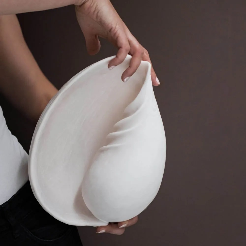Soška z polyresínu (výška 30,5 cm) Conch – Mette Ditmer Denmark