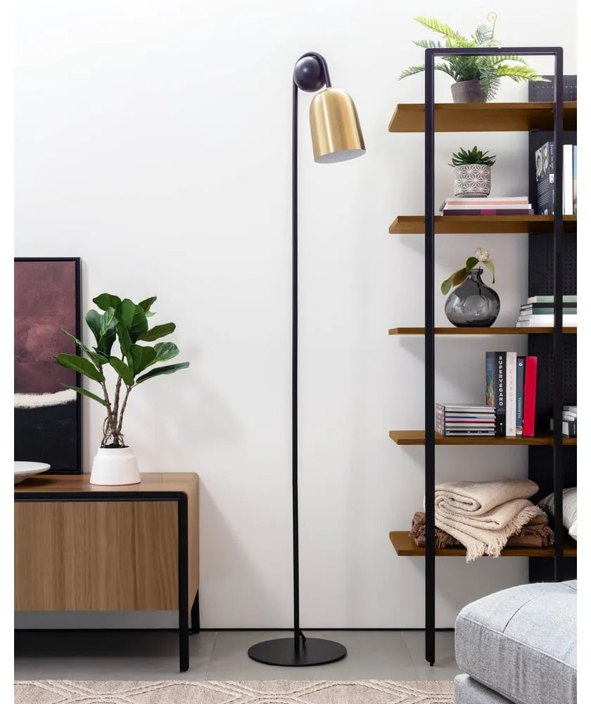 Čierna/v zlatej farbe stojacia lampa s kovovým tienidlom (výška 180 cm) Natsumi – Kave Home