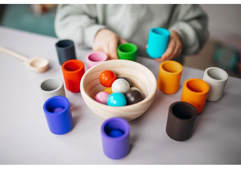 Montessori guľôčky a poháriky