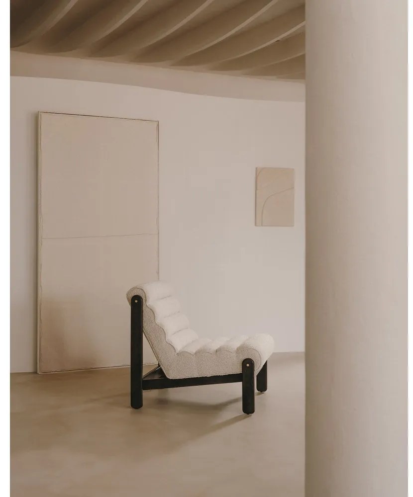 Biele kreslo z textílie buklé Magira – Kave Home