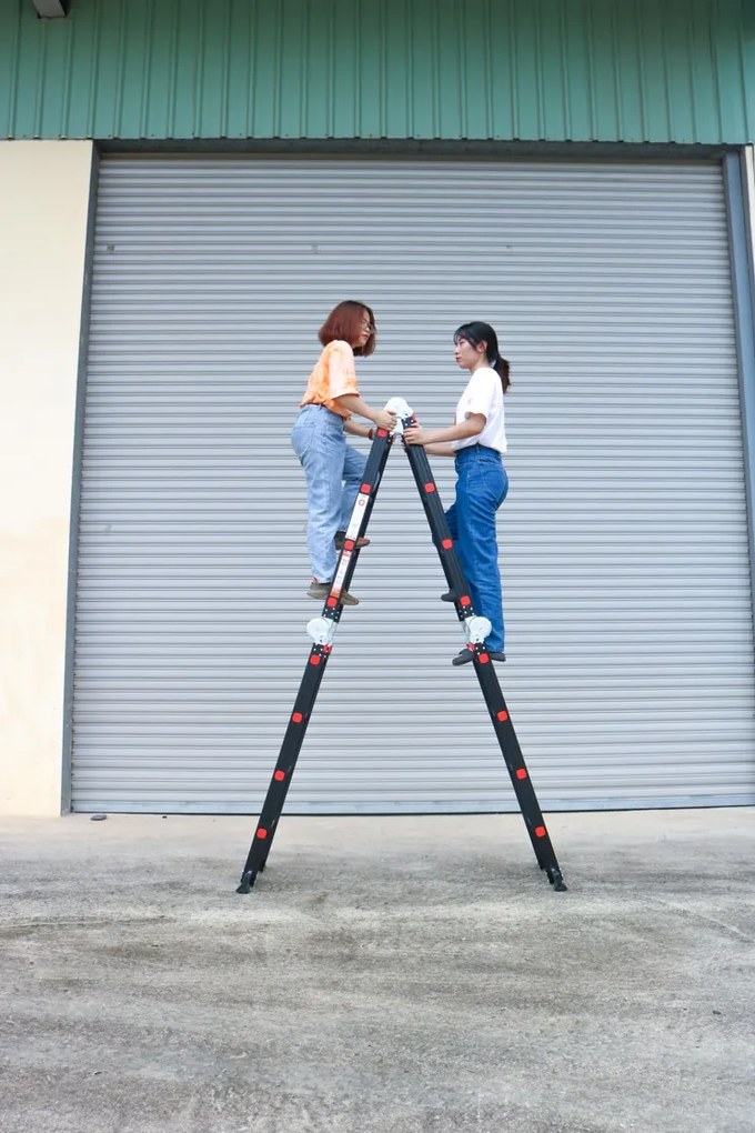 Noela Multifunkčný hliníkový rebrík 4x4 473 cm NVLG-44 BLACK PREMIUM + kolieska, podlážka a polica