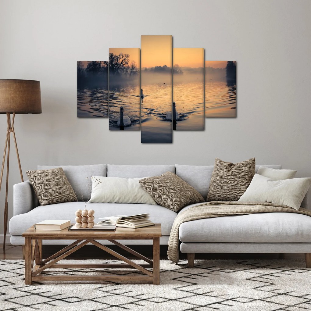 Obraz labutí na vode v hmle (150x105 cm)