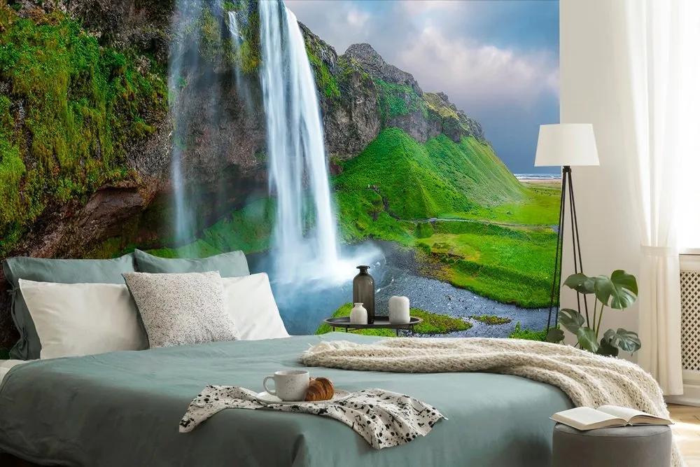 Fototapeta majestátny vodopád na Islande - 225x150