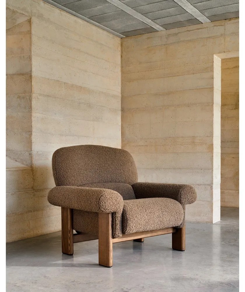 Hnedé kreslo z textílie buklé Nema – Kave Home