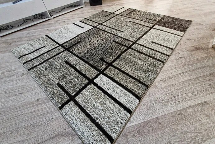 Moderný koberec s kockovaným vzorom Rio 685A béžovo-hnedý Rozmer: 60x100 cm