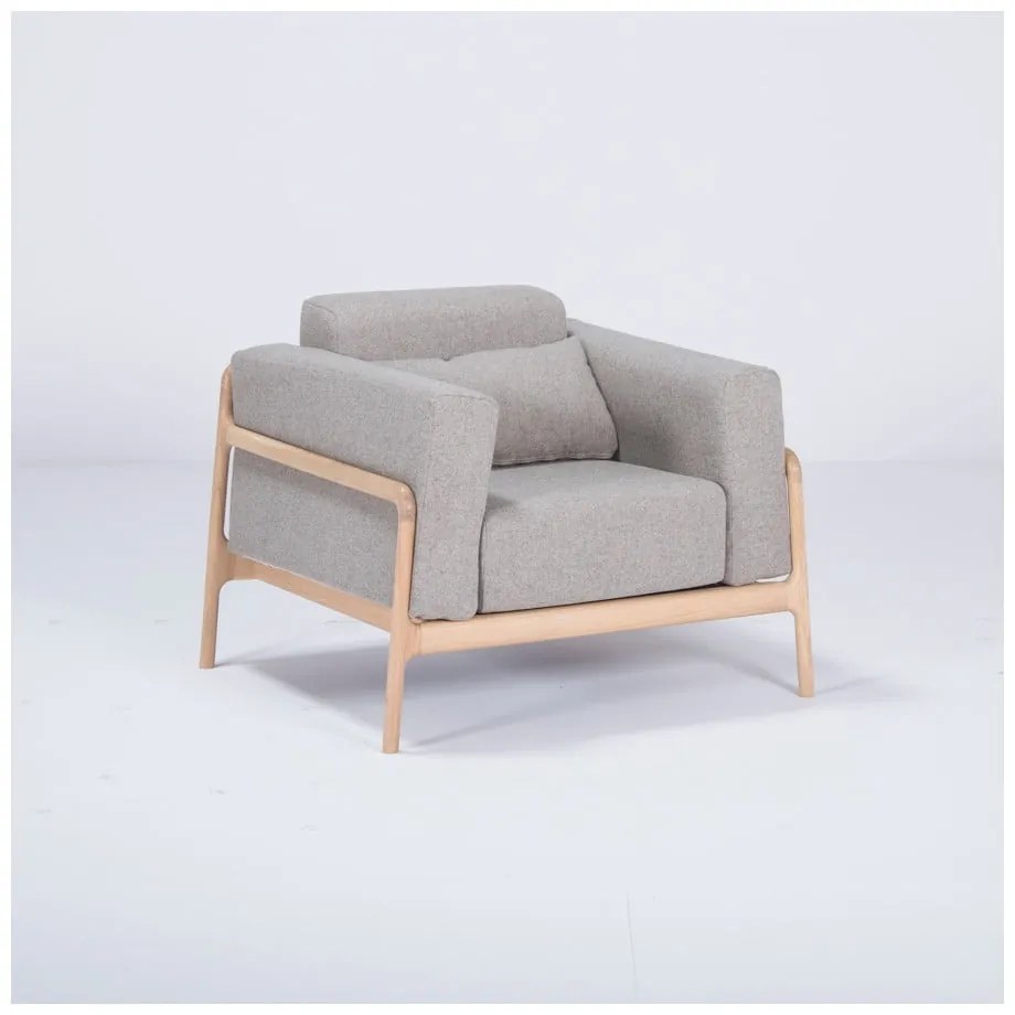 Kreslo s konštrukciou z dubového dreva so sivým textilným sedadlom Gazzda Fawn