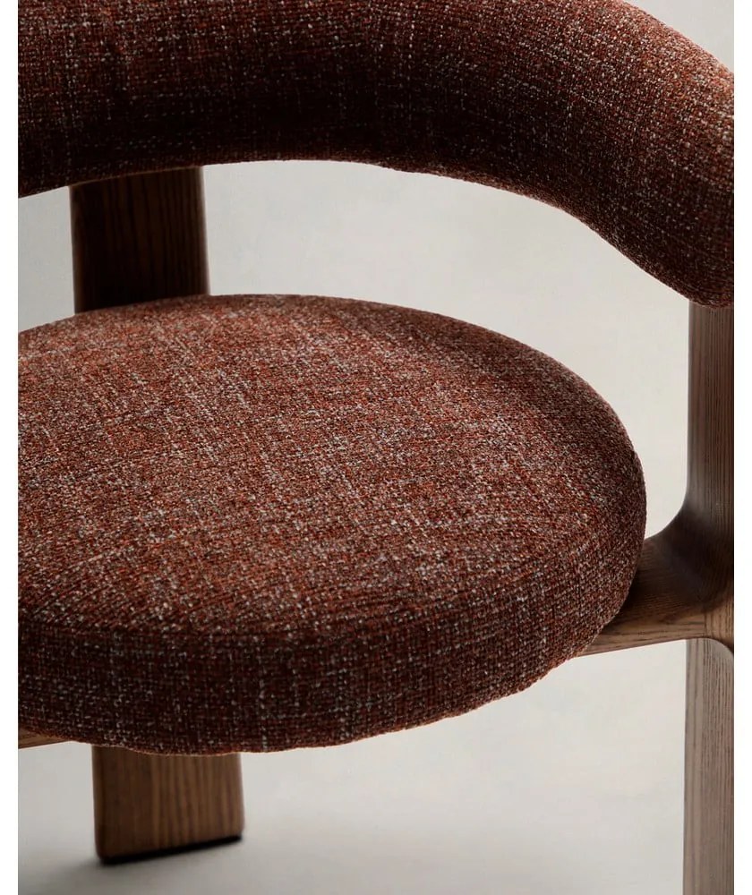 Hnedé jedálenské kreslo s podrúčkami z jaseňového dreva Granite – Kave Home