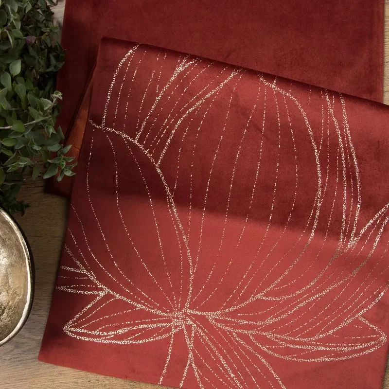 Dekorstudio Elegantný zamatový behúň na stôl BLINK 12 tehlový Rozmer behúňa (šírka x dĺžka): 35x180cm