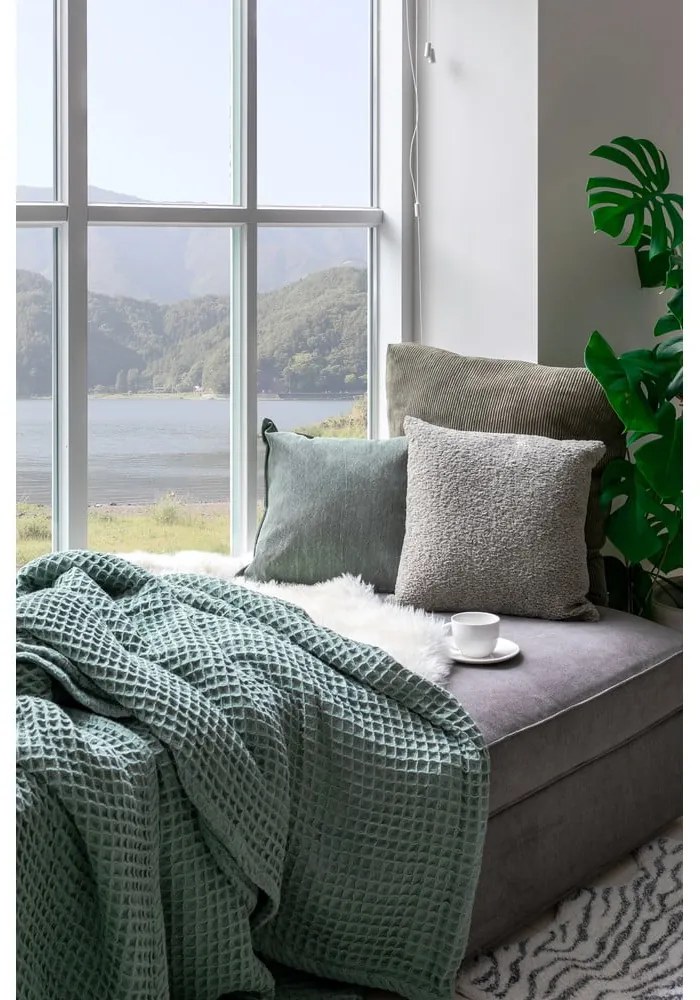 Červený dekoratívny vankúš Tiseco Home Studio Ribbed, 60 x 60 cm