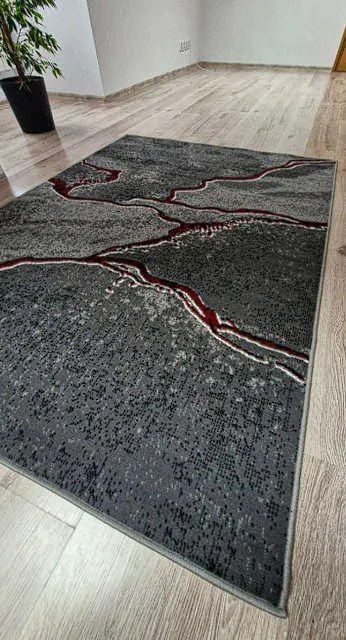 HU Sivý abstraktný obdĺžnikový koberec NEW IDEA 90321-0564 imitácia mramoru s červenými žilami Rozmer: 60x110 cm