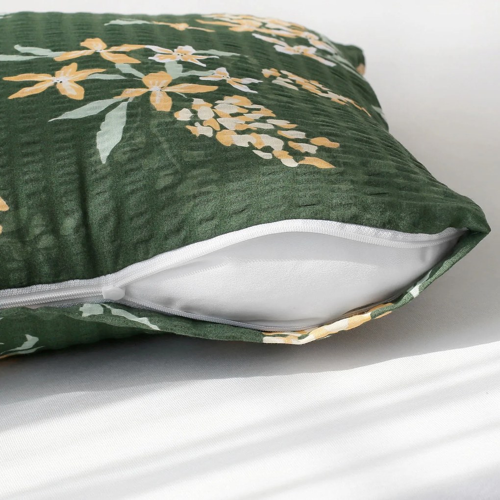 Goldea krepová obliečka na vankúš - marhuľové kvety 50 x 50 cm