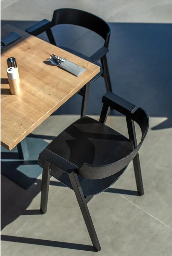 Čierna jedálenská stolička s podrúčkami z dubového dreva Flip – Gazzda