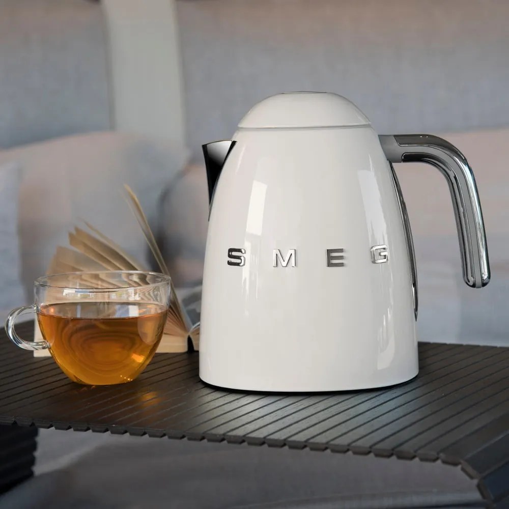Krémová rýchlovarná kanvica z nehrdzavejúcej ocele 1,7 l Retro Style – SMEG