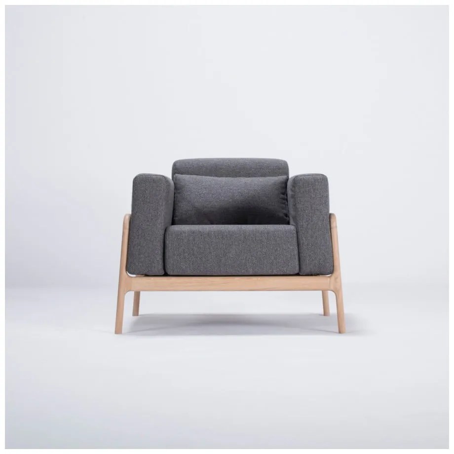 Kreslo s konštrukciou z dubového dreva s tmavosivým textilným sedadlom Gazzda Fawn