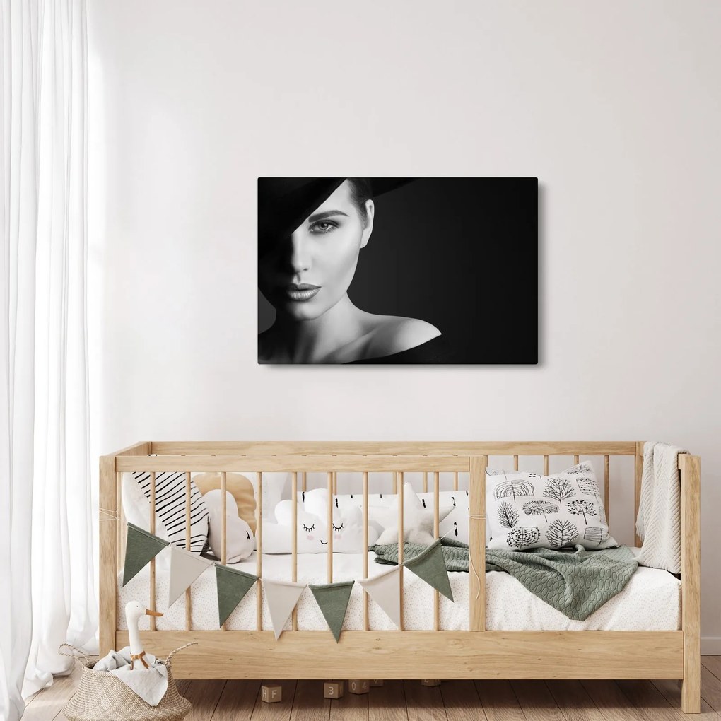 Obraz - Čiernobiely portrét ženy v klobúku (90x60 cm)