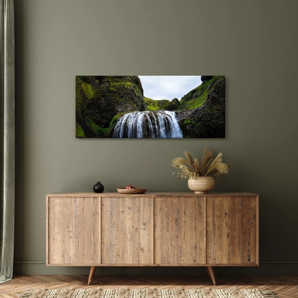 Obraz útesu s vodopádom (120x50 cm)