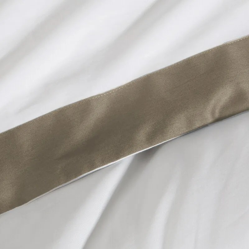 Dekorstudio Exkluzívne posteľné obliečky LAURA - biele s hnedým lémom Rozmer posteľných obliečok: Šírka x Dĺžka: 220x200cm + 2 ks 70x80 cm