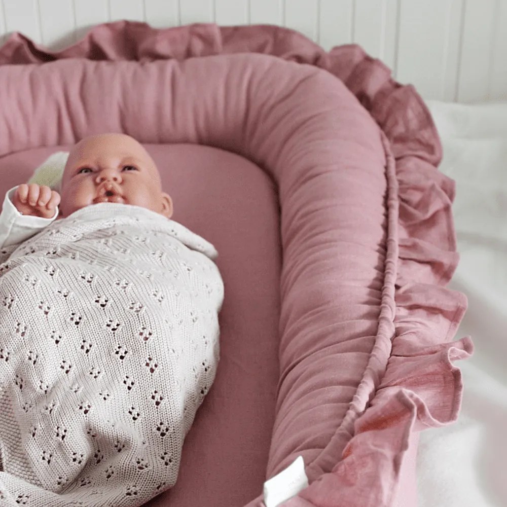 Ľanové hniezdo pre bábätko s volánom sýto ružová