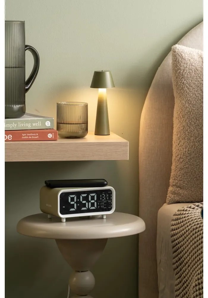 Digitálny budík s bezdrôtovou nabíjačkou Chunky LED – Karlsson