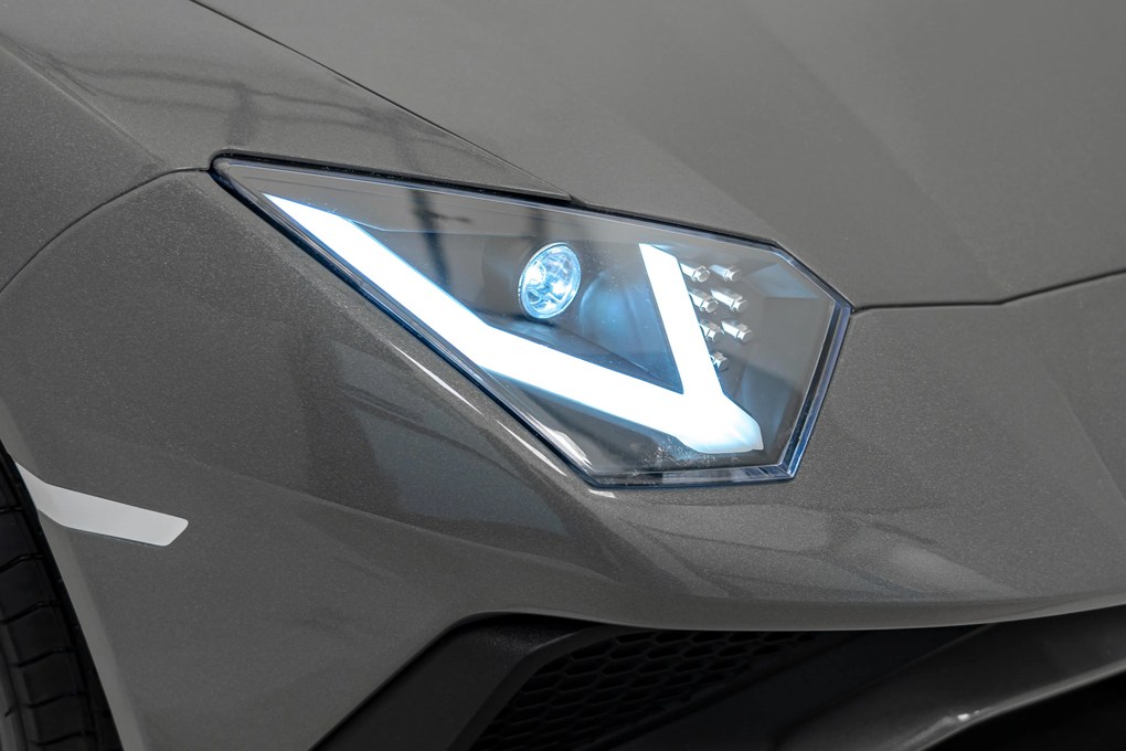 Ramiz Lamborghini Aventador SV batéria pre 2 deti Sivá + Bezkartáčový motor + Nafukovacie kolesá + LED audio